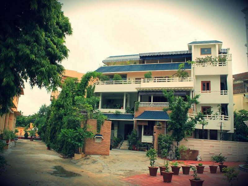 Giri Homestay By Vista Rooms Džajpur Exteriér fotografie